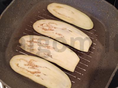 Baklažanų ritinėliai su varškės sūriu ir riešutais Žingsnis 5