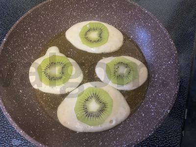 Švelnūs blynai su kiviais Žingsnis 7