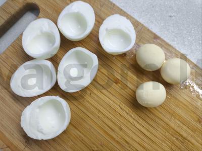 Įdaryti kiaušiniai su silke ir ikrais Žingsnis 2