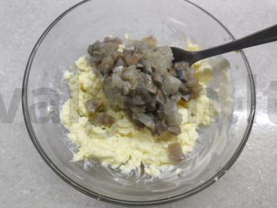 Įdaryti kiaušiniai su silke ir ikrais Žingsnis 4