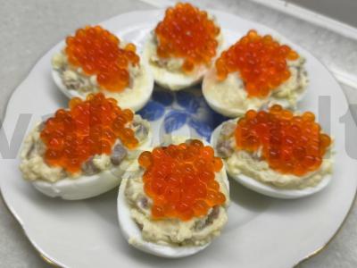 Įdaryti kiaušiniai su silke ir ikrais pagrindine nuotrauka