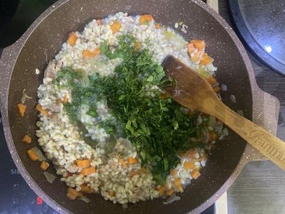 Perliniai kruopos su kiaulienos troškiniu Žingsnis 4