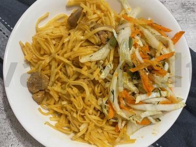 Vištiena su kiaušinių makaronais pagrindine nuotrauka