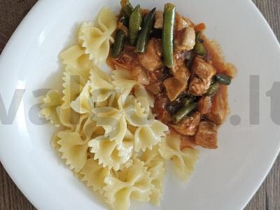 Vištiena su daržovėmis pomidorų padaže pagrindine nuotrauka