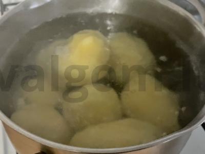 Kibinai su bulvėmis ir grybais keptuvėje Žingsnis 2