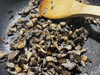 Kibinai su bulvėmis ir grybais keptuvėje Žingsnis 4