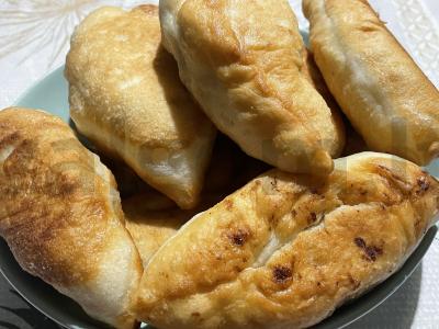 Kibinai su bulvėmis ir grybais keptuvėje pagrindine nuotrauka