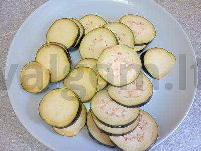 Užkandis iš baklažanų, pomidorų, varškės sūrio ir graikinių riešutų Žingsnis 1