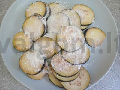 Užkandis iš baklažanų, pomidorų, varškės sūrio ir graikinių riešutų Žingsnis 2