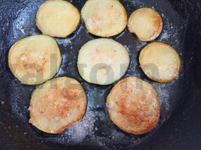 Užkandis iš baklažanų, pomidorų, varškės sūrio ir graikinių riešutų Žingsnis 4