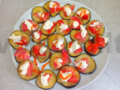 Užkandis iš baklažanų, pomidorų, varškės sūrio ir graikinių riešutų Žingsnis 8