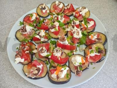 Užkandis iš baklažanų, pomidorų, varškės sūrio ir graikinių riešutų pagrindine nuotrauka