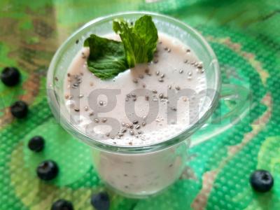 Grikių pieno kokteilis su mėlynėmis pagrindine nuotrauka