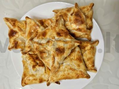 Auksiniai vyniotiniai su varške ir žolelėmis pagrindine nuotrauka