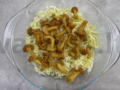 Pekino kopūstų salotos su marinuotais grybais Žingsnis 2