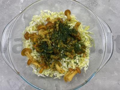 Pekino kopūstų salotos su marinuotais grybais Žingsnis 3