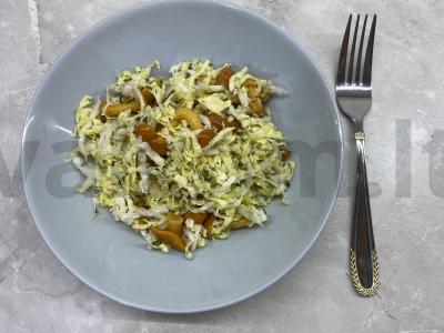 Pekino kopūstų salotos su marinuotais grybais pagrindine nuotrauka