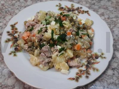 Salotas „Žiemos pasaka“ su kalakutiena pagrindine nuotrauka