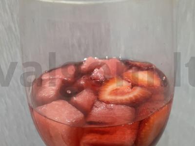 Vaisių kokteilis „Bučinys“ pagrindine nuotrauka