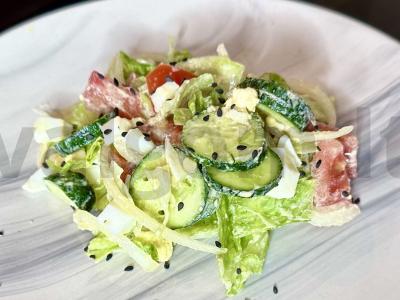 Daržovių salotas su kiaušiniais pagrindine nuotrauka