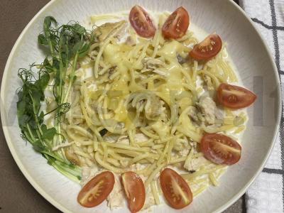 Makaronai su pievagrybiais ir kalakutiena grietinėlės padaže pagrindine nuotrauka