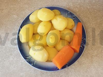 Olivje salotas su žaliu svogūnu Žingsnis 1