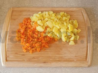 Olivje salotas su žaliu svogūnu Žingsnis 3