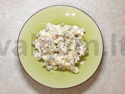 Olivje salotas su žaliu svogūnu pagrindine nuotrauka