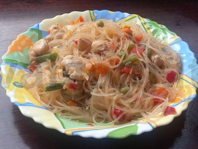 Funchosa su daržovėmis ir vištiena per 20 minučių pagrindine nuotrauka