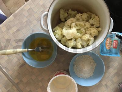 Žiedinė kopūstai kiaušinyje su sūriu Žingsnis 1