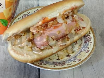 Firminis karštas šuo su svogūnais pagrindine nuotrauka