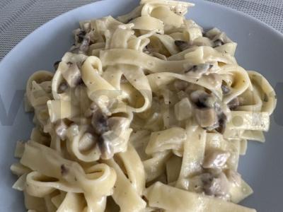 Makaronai su grybais ir sūriu grietinėlėje pagrindine nuotrauka