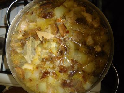 Sriuba su kiauliena, baltosiomis grybais ir makaronais Žingsnis 3