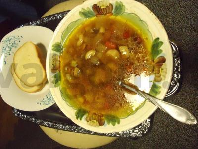 Sriuba su kiauliena, baltosiomis grybais ir makaronais pagrindine nuotrauka