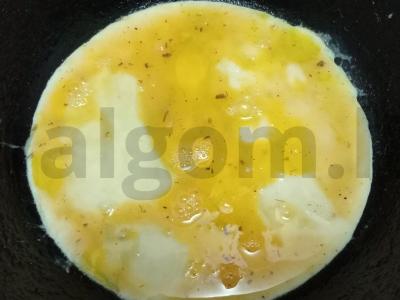 Kiaušinių blynai su kumpiu ir sūriu Žingsnis 3