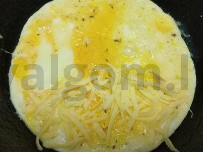 Kiaušinių blynai su kumpiu ir sūriu Žingsnis 4