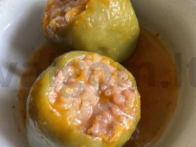 Įdaryti pipirai su mėsa ir ryžiais pagrindine nuotrauka