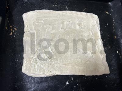 Pica iš sluoksniuotos tešlos su paprika ir krevetėmis Žingsnis 2