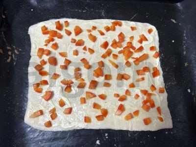 Pica iš sluoksniuotos tešlos su paprika ir krevetėmis Žingsnis 3