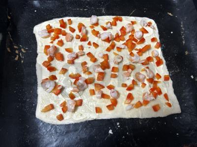 Pica iš sluoksniuotos tešlos su paprika ir krevetėmis Žingsnis 4