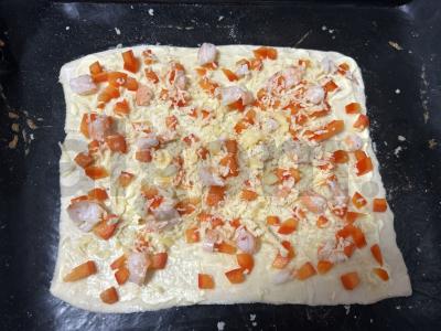 Pica iš sluoksniuotos tešlos su paprika ir krevetėmis Žingsnis 5