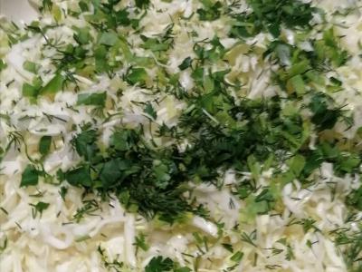 Pavasarinė salotos su kopūstais ir konservuotais žirneliais Žingsnis 3