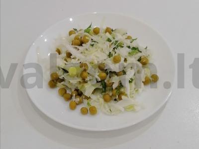 Pavasarinė salotos su kopūstais ir konservuotais žirneliais pagrindine nuotrauka