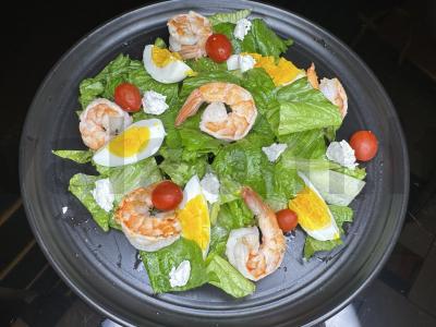 Salotos su krevetėmis ir varškės sūriu pagrindine nuotrauka