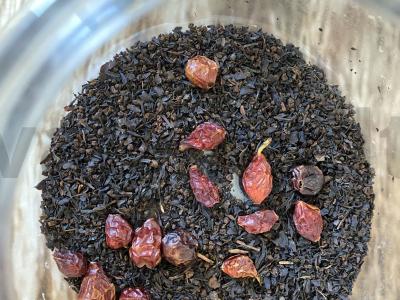 Kvapnus arbata su obuoliu, erškėtuogėmis ir medumi Žingsnis 1