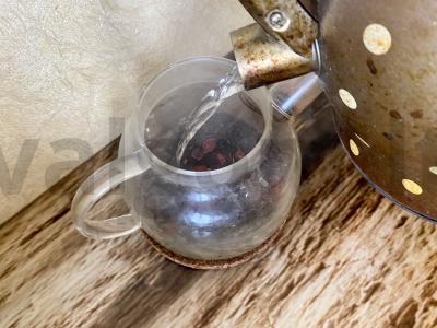 Kvapnus arbata su obuoliu, erškėtuogėmis ir medumi Žingsnis 2