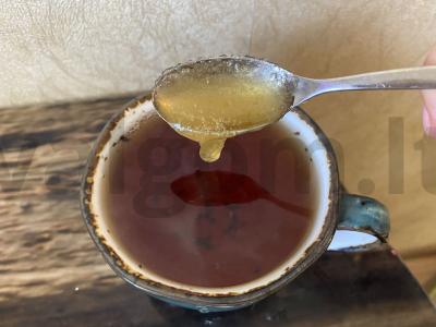 Kvapnus arbata su obuoliu, erškėtuogėmis ir medumi Žingsnis 6