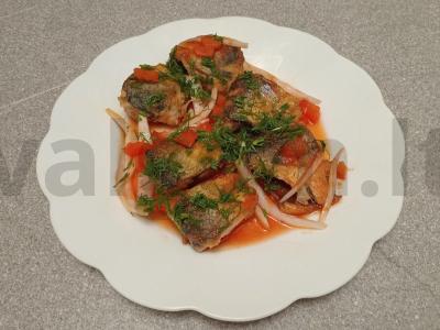 Kepta silkė pomidorų marinate su svogūnais pagrindine nuotrauka