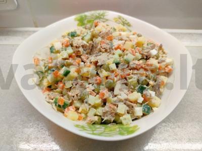 Olivjė su konservuota skumbrė pagrindine nuotrauka