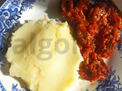 Jautiena pomidoruose pietums pagrindine nuotrauka